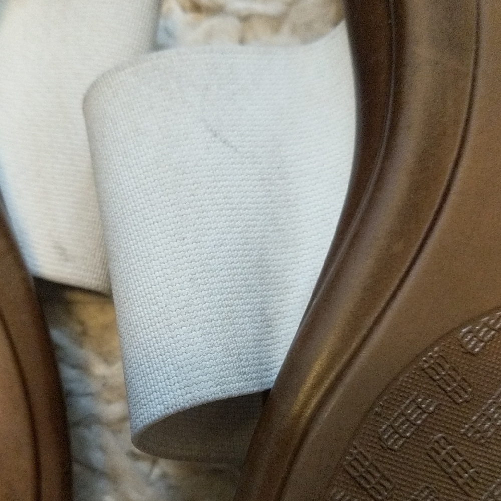 Italian Shoemakers Ivory and Brown Elastic Thong Sandals - Picture 5 of 5